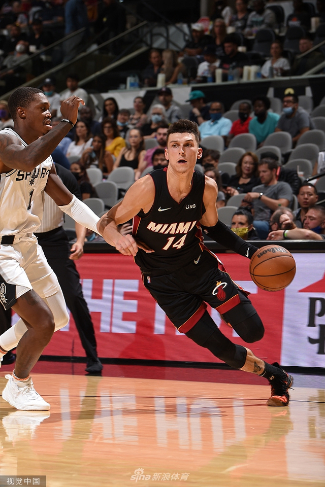 球射入网底 球射入网底